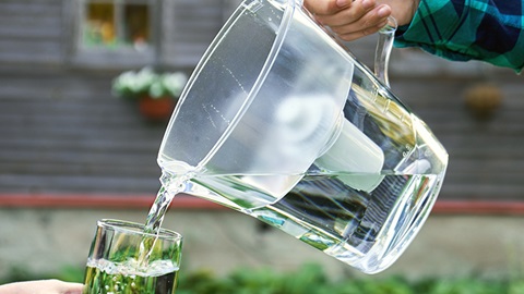 acqua versata da caraffa in bicchiere